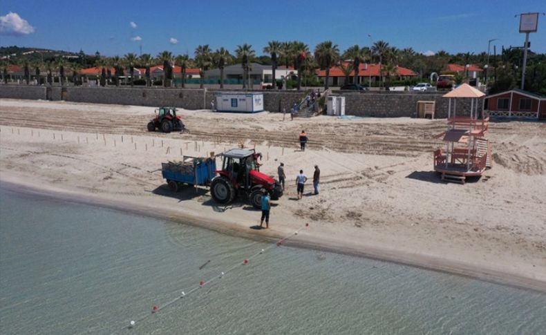 Çeşme'deki Ilıca Plajı'nda 'sosyal mesafe locası' oluşturuldu