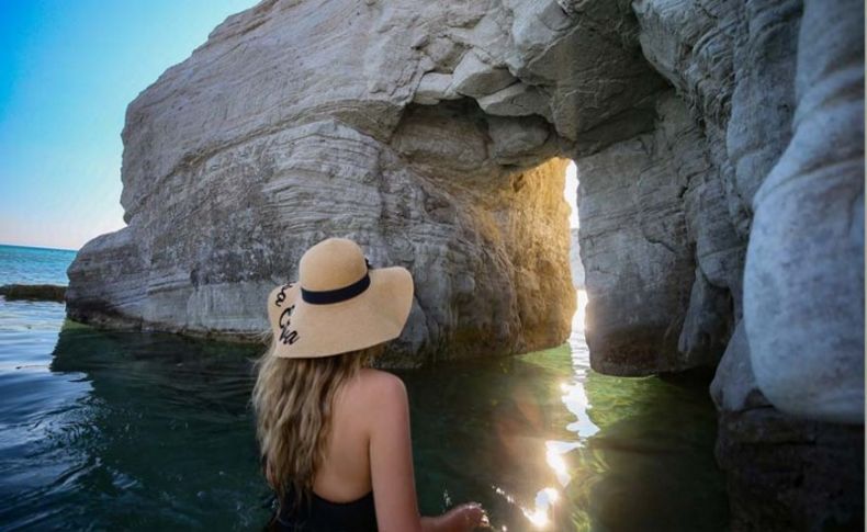 Çeşme'nin gözbebeği Delikli Koy görenleri büyüledi