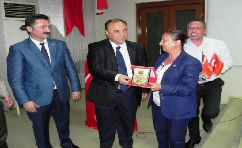 CHP'de referandum başarısı nedeniyle Ödemiş'e plaket