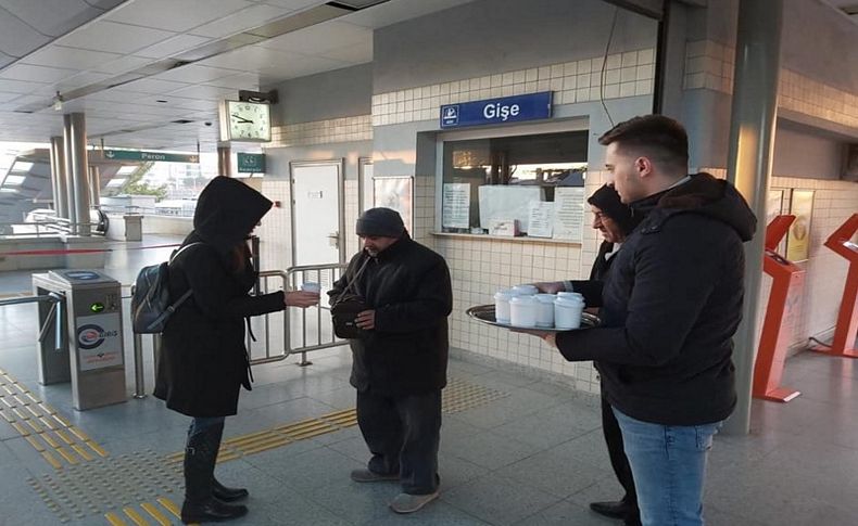 Kadınlar hazırladı, gençler dağıttı... CHP Gaziemir'den sıcak ikram!