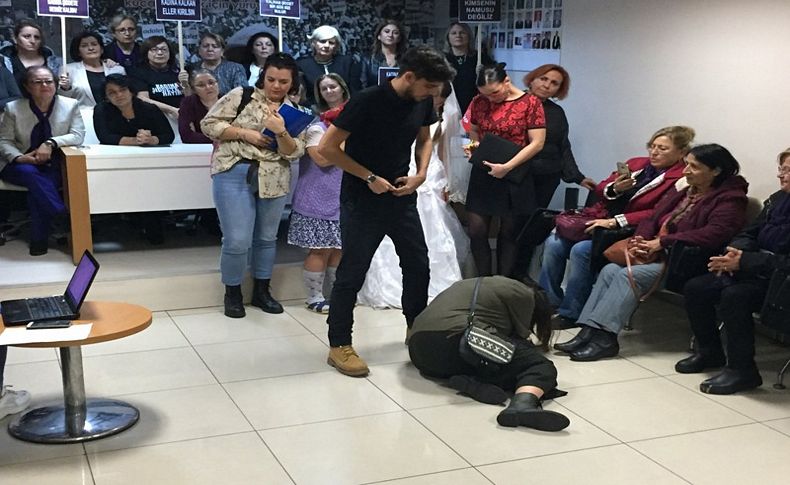 CHP İzmir'de kadına şiddete tiyatrolu tepki