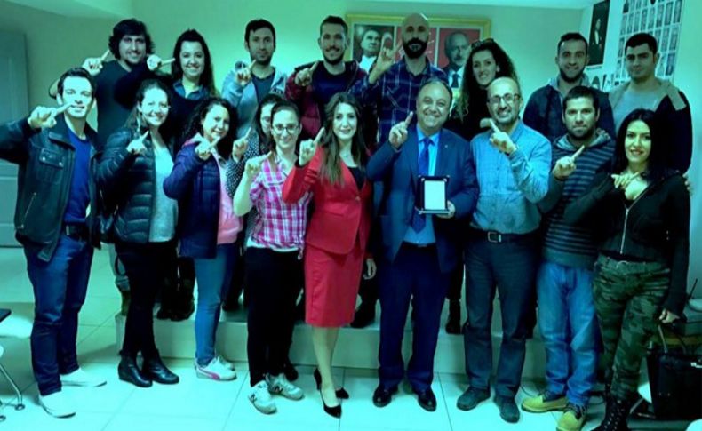 CHP İzmir'e sürpriz ziyaret:'Hayır'ı işaret ettiler!