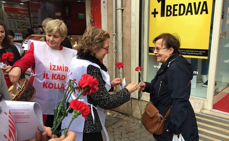 CHP İzmir'in kadınları karanfil dağıttı