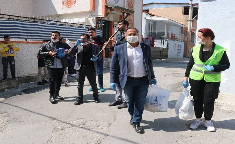 CHP'li Purçu orkestra eşliğinde erzak dağıttı