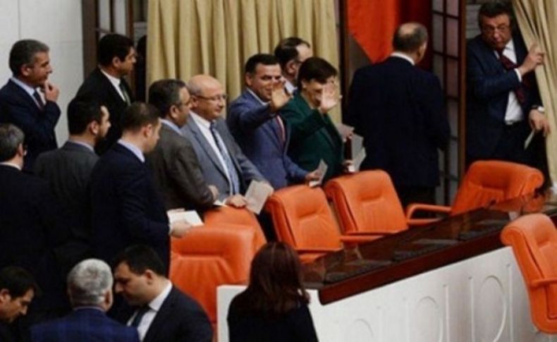 CHP'li vekillerden 'oy yavaşlatma' eylemi