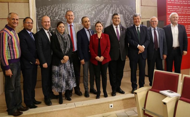 CHP'nin İzmirli vekilleri referandum startını verdi