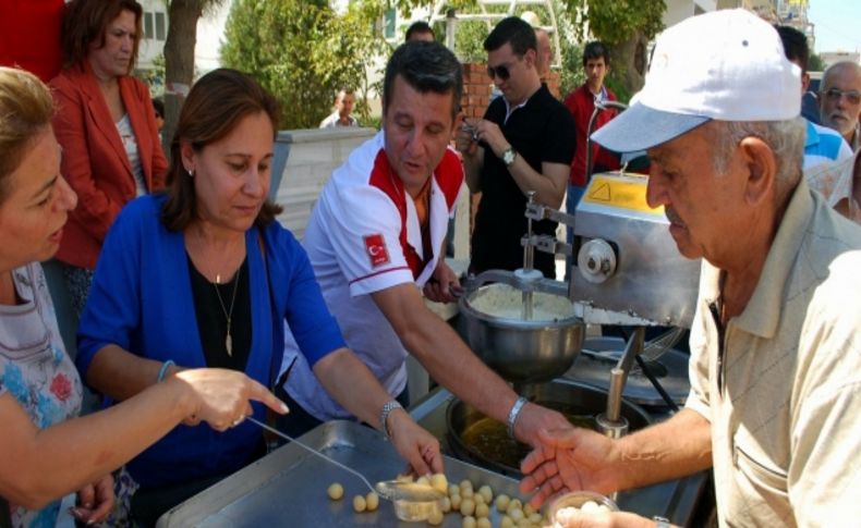 CHP milletvekili cuma namazı sonrası lokma dağıttı
