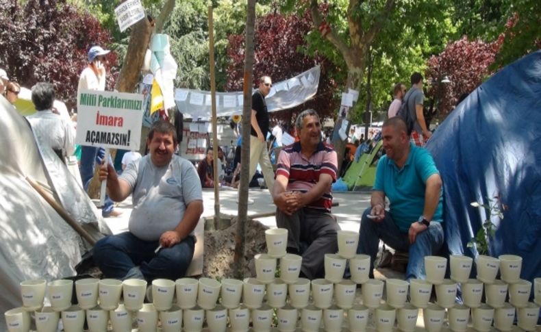 CHP’liler, Gezi Parkı’nda Abdullah Cömert fidanı dikti