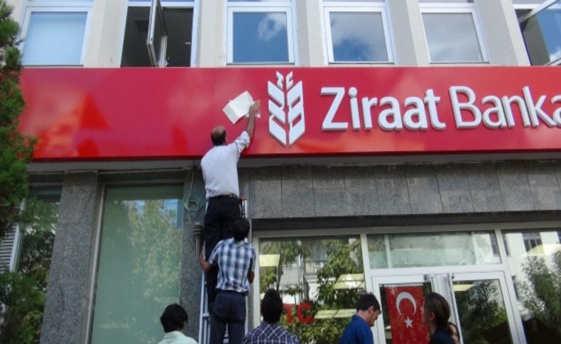 CHP'liler Uşak’ta banka tabelasına T.C yapıştırdı