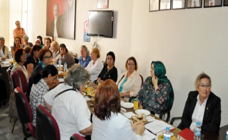 CHP'nin aday adayları partili kadınlarla buluştu