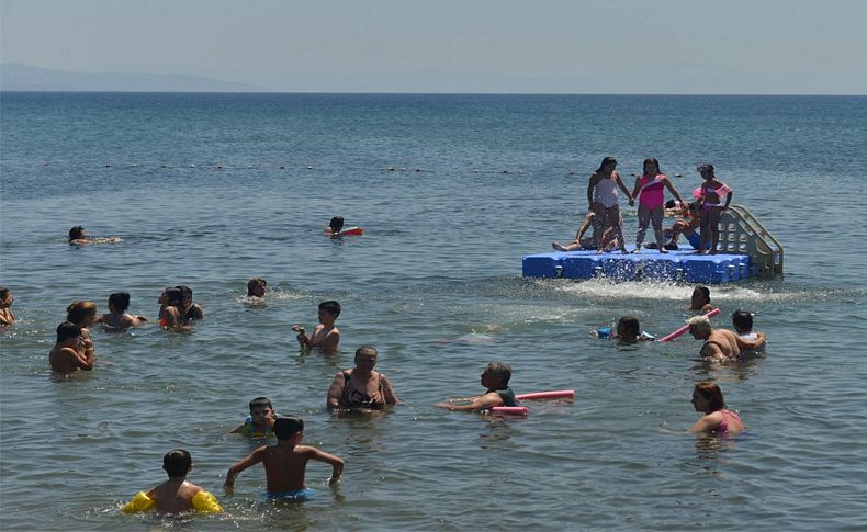 Çiğlili kadın ve çocuklara deniz tatili