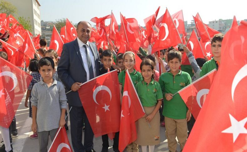 Çiğli'de Başkan Arslan'dan 20 bin öğrenciye bayrak hediyesi