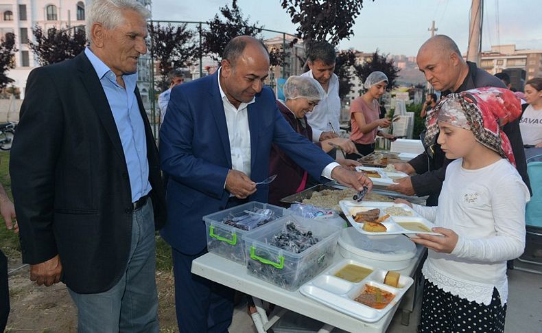 Çiğli’de iftar sofraları kuruluyor