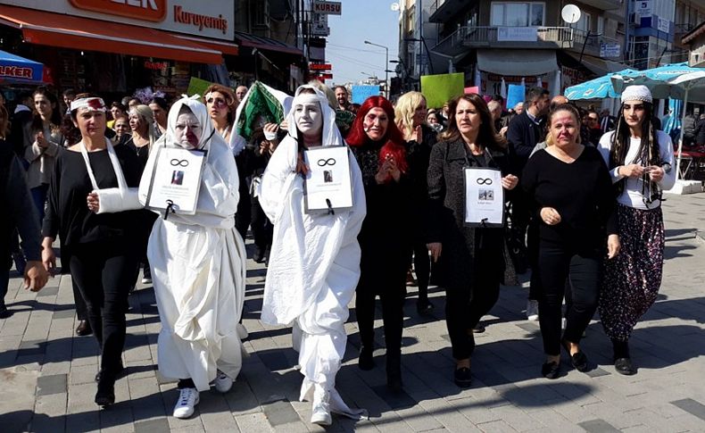 Çiğli’de kadınlar kefen ve tabutla yürüdü