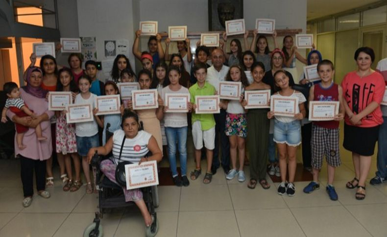 Çiğli'de yaz kursiyerleri sertifikalarını aldı