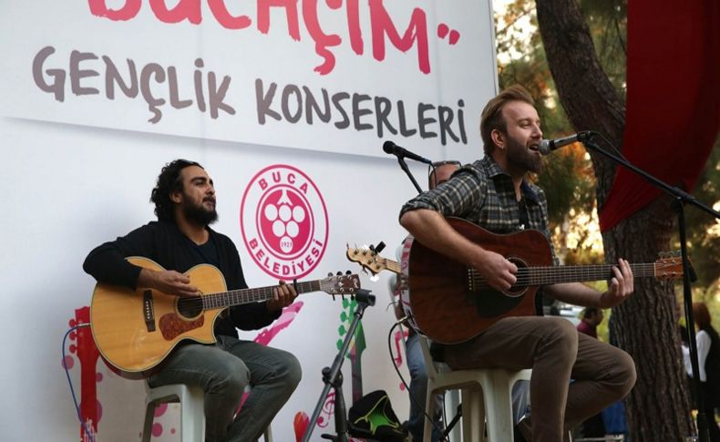 Çimde konser keyfi