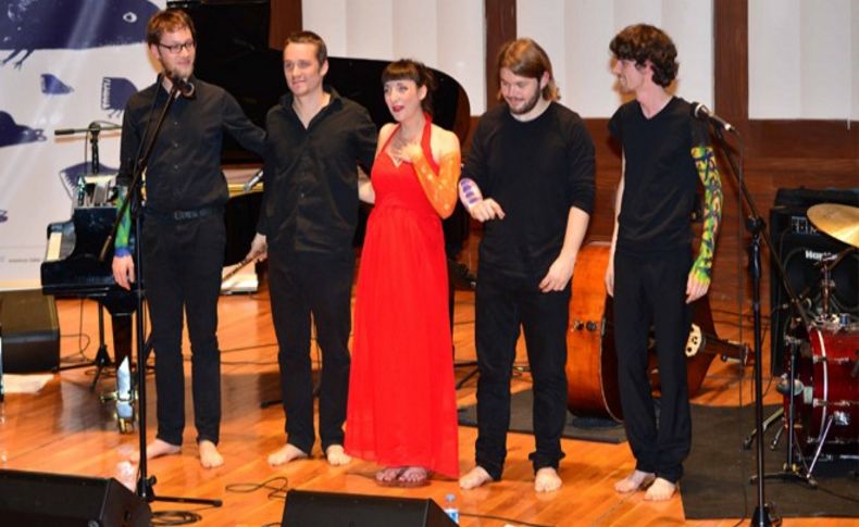 Çıplak ayaklı divadan unutulmaz konser