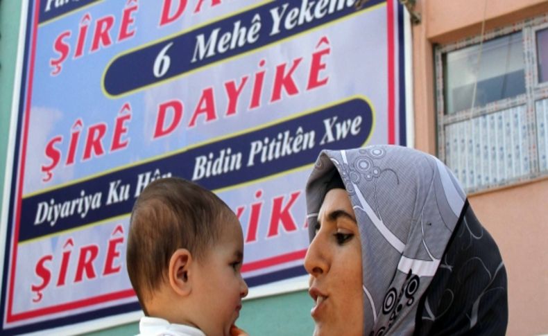 Çocuk hastanesi, anne sütünün önemini Türkçe ve Kürtçe afişlerle anlatıyor
