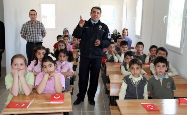 Çocuklar eğlenerek trafik kurallarını öğreniyor