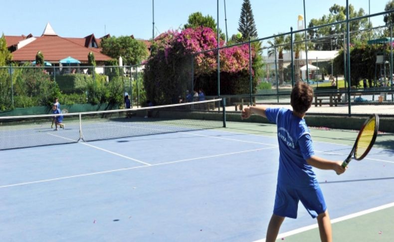 Çocuklar yaz tatillerini spor okullarında geçiriyor