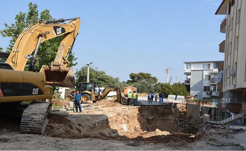 Çöken istinat duvarının enkaz kaldırma çalışmaları başladı