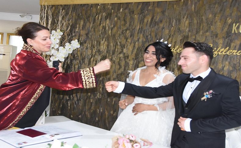 Corona nedeniyle nikah memuru ile tokalaşmadılar