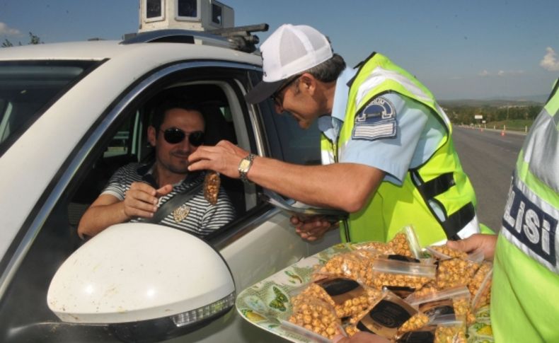 Çorum polisinden 'Ceza Yeme, Leblebi Ye' uygulaması