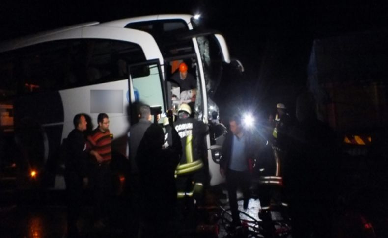 Çorum'da yolcu otobüsü kamyona çarptı: 11 yaralı