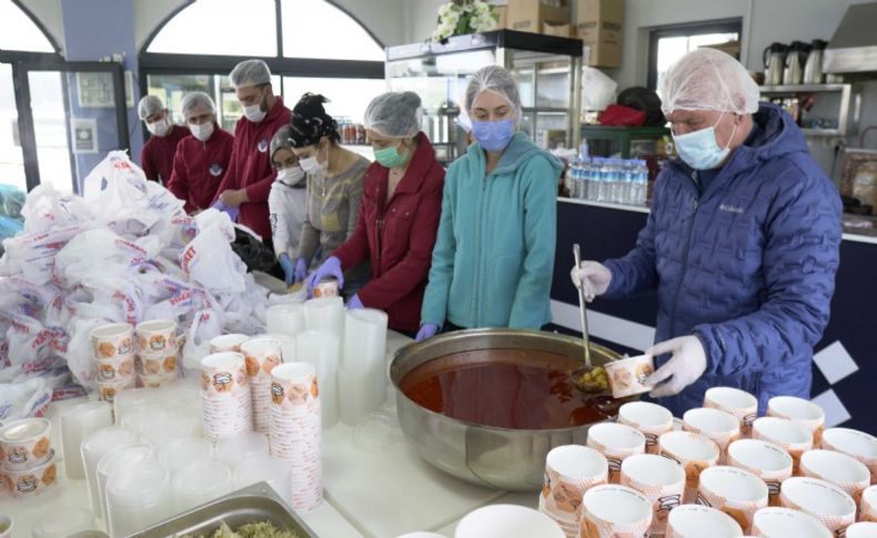 Kemalpaşa'da Covid-19 hastalarına sıcak yemek