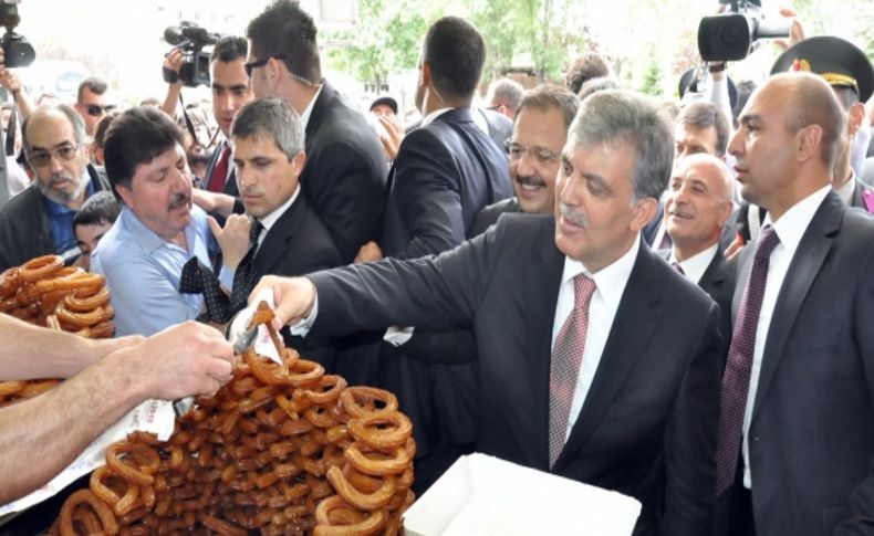 Cumhurbaşkanı Gül, ayakkabısını boyattı