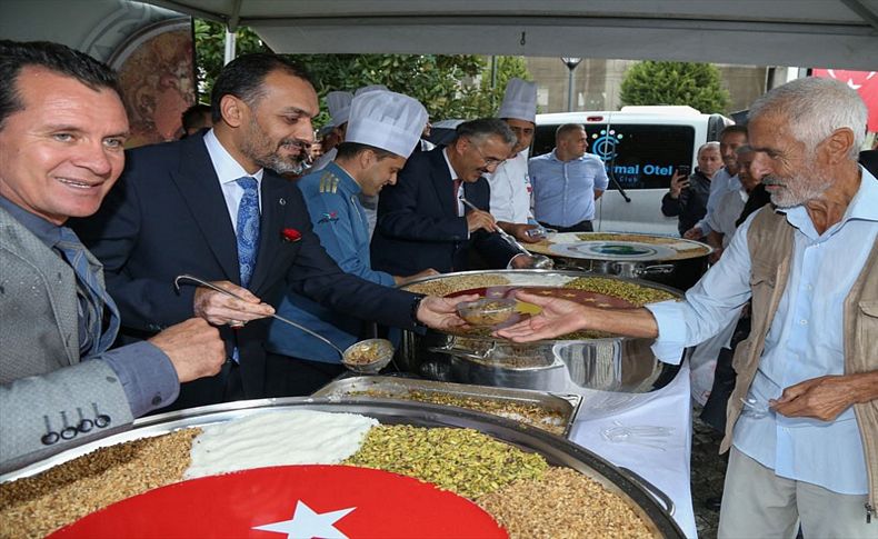 Cumhurbaşkanlığı'ndan Konak'ta aşure ikramı