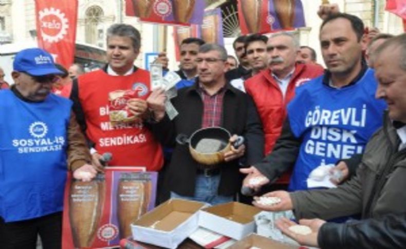 DİSK'ten dolarlı makarnalı asgari ücret eylemi