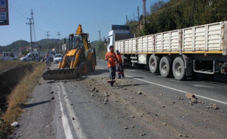 Damperi açılan kamyondan dökülen hafriyat yolu kapattı