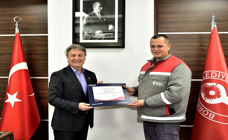 Davranışı ile örnek olan çalışana Başkan İduğ’dan teşekkür belgesi