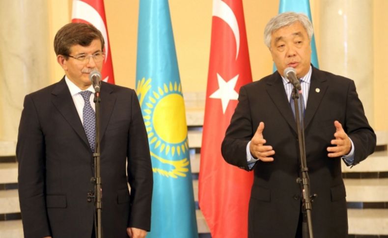 Davutoğlu: Kazakistan ile beraber el ele, omuz omuza yürüyoruz