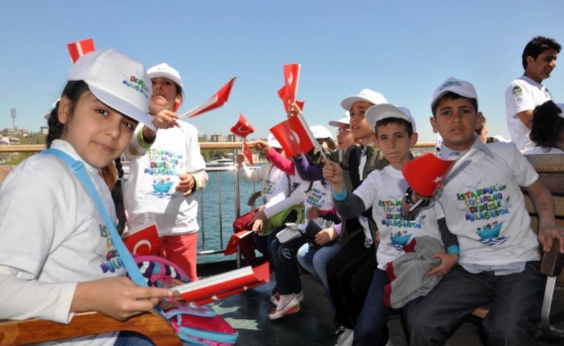 Denizi ilk kez gören bin çocuk Boğaz turu yaptı