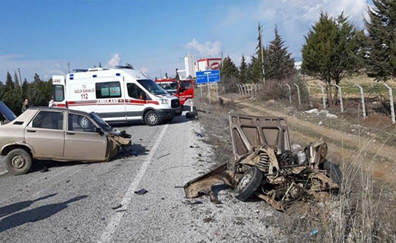 Denizli'de feci kaza... İkiye bölündü