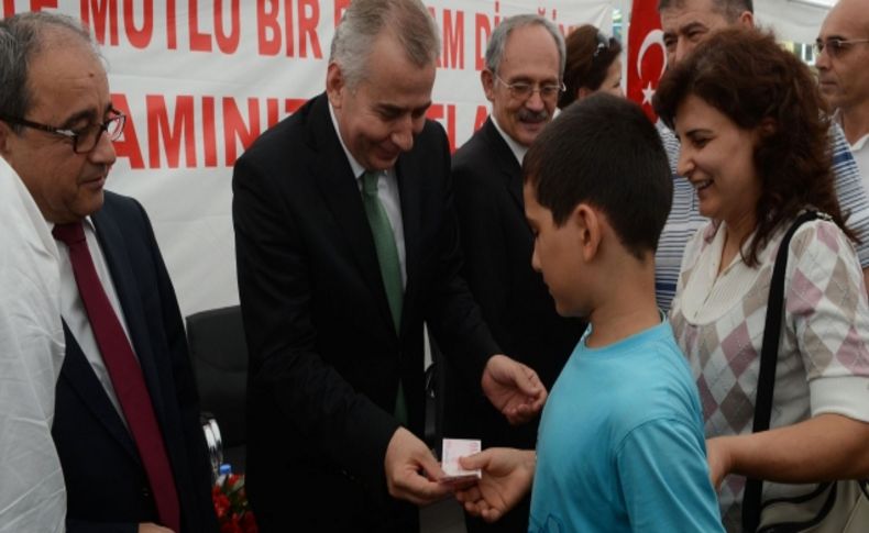 Denizli'de bayramlaşma törenine binlerce vatandaş katıldı