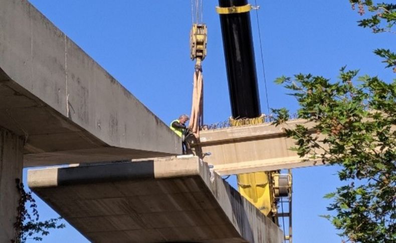 Depremde araçların üzerine düşen viyadüğün dev beton blokları kaldırılıyor