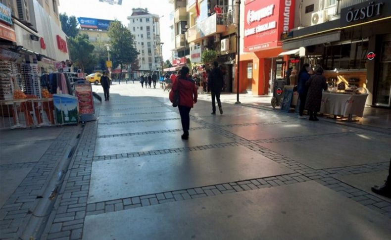 Depremden sonra vaka sayıları artan İzmir'de sokaklar boşaldı