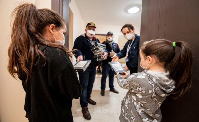 Depremzede çocuklara Ankara’dan tablet desteği