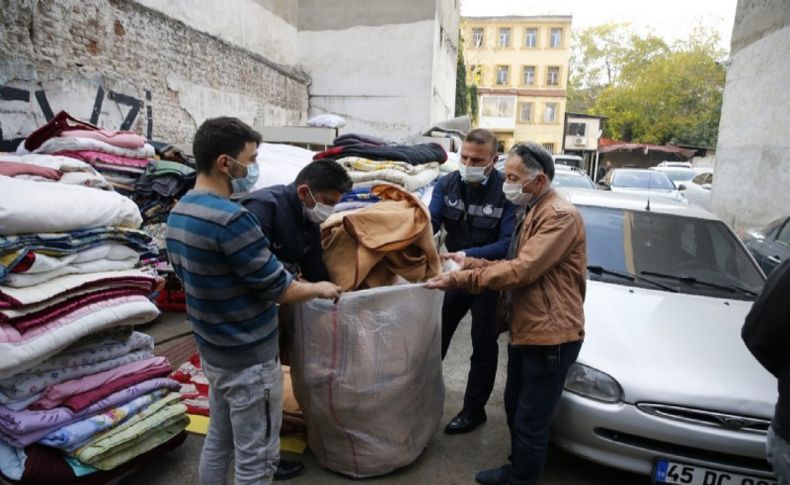 Depremzedelerin battaniyeleri işportadan toplandı