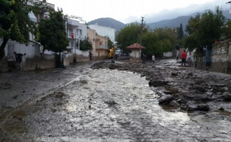 Kuşadası sele teslim oldu