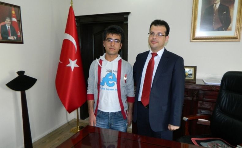 Derik Kaymakamı Demirci, Türkiye derecesi yapan Serhat Budak’ı ödüllendirdi