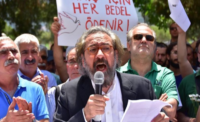 DEÜ'den uzaklaştırılan akademisyenlere destek