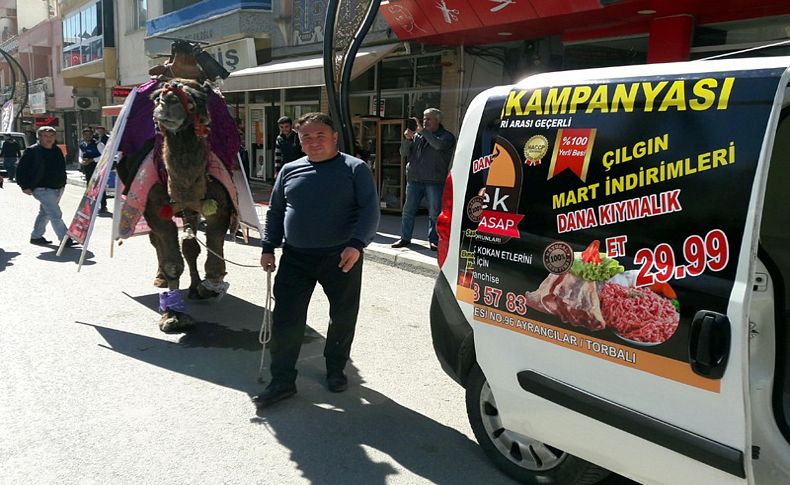 Deve gezdirip reklam yaptı