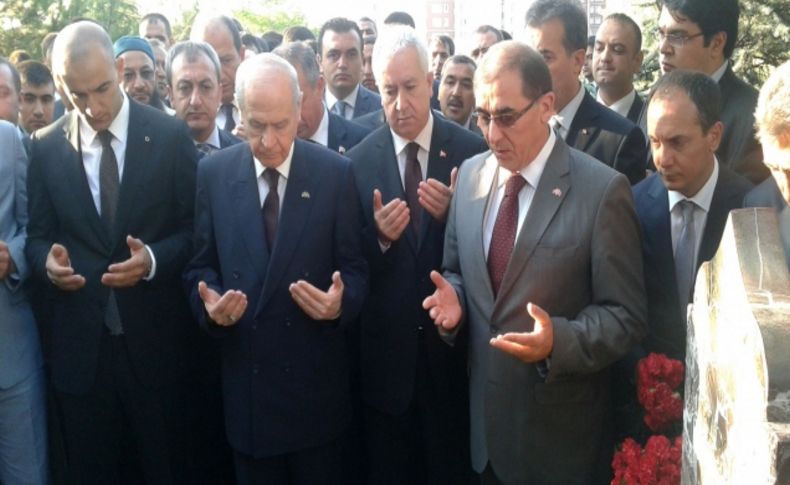 Devlet Bahçeli, bayram namazını Gazi Camii'nde kıldı