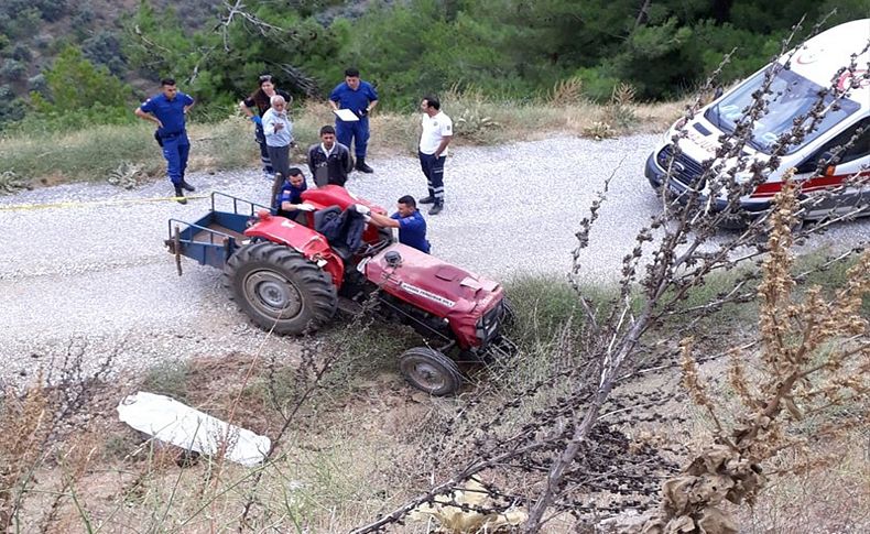 Devrilen traktörün altında can verdi