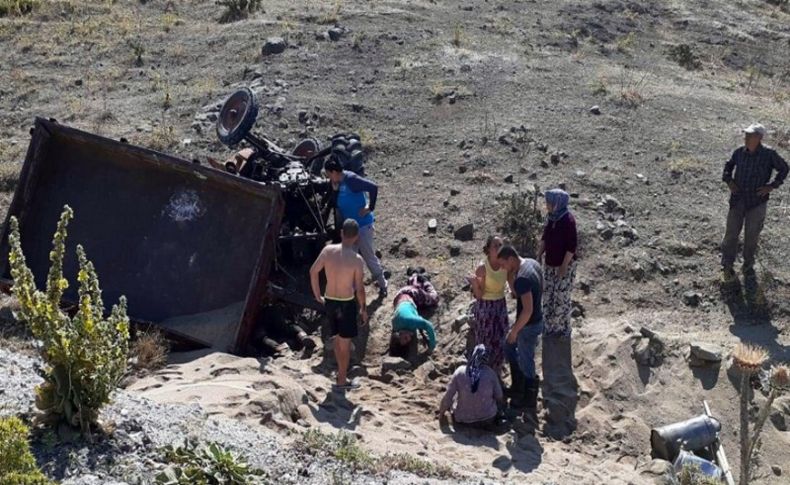 Devrilen traktörün sürücüsü öldü, eşi yaralandı