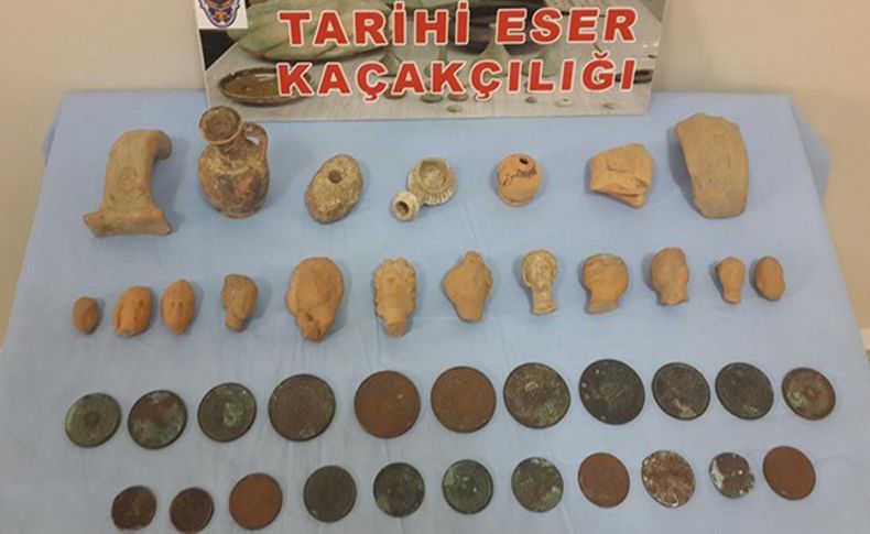 Çantasında tarihi eser bulundu